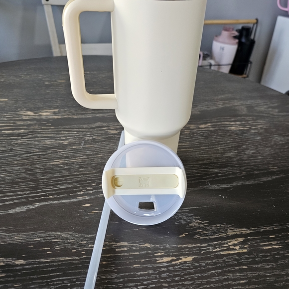 Stanley Cream Tumbler with Handle 40oz - Picture 2 of 5